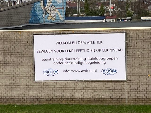 DEM timmert aan de weg